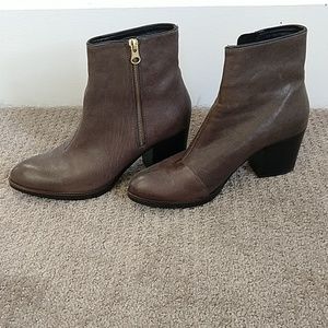 Beautiful Eric Michael grey/taupe ankle boots